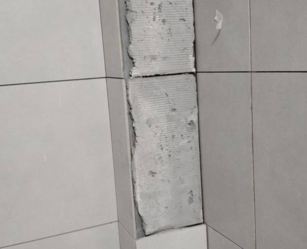 沙河瓷砖空鼓维修公司分享下瓷砖施工前基层浇水润湿程度不足，可能导致以下问题