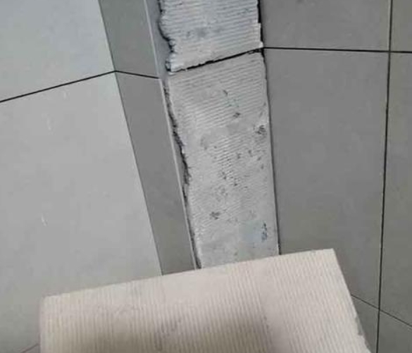 沙河瓷砖空鼓维修公司分享下厨房瓷砖脱落的补救措施。